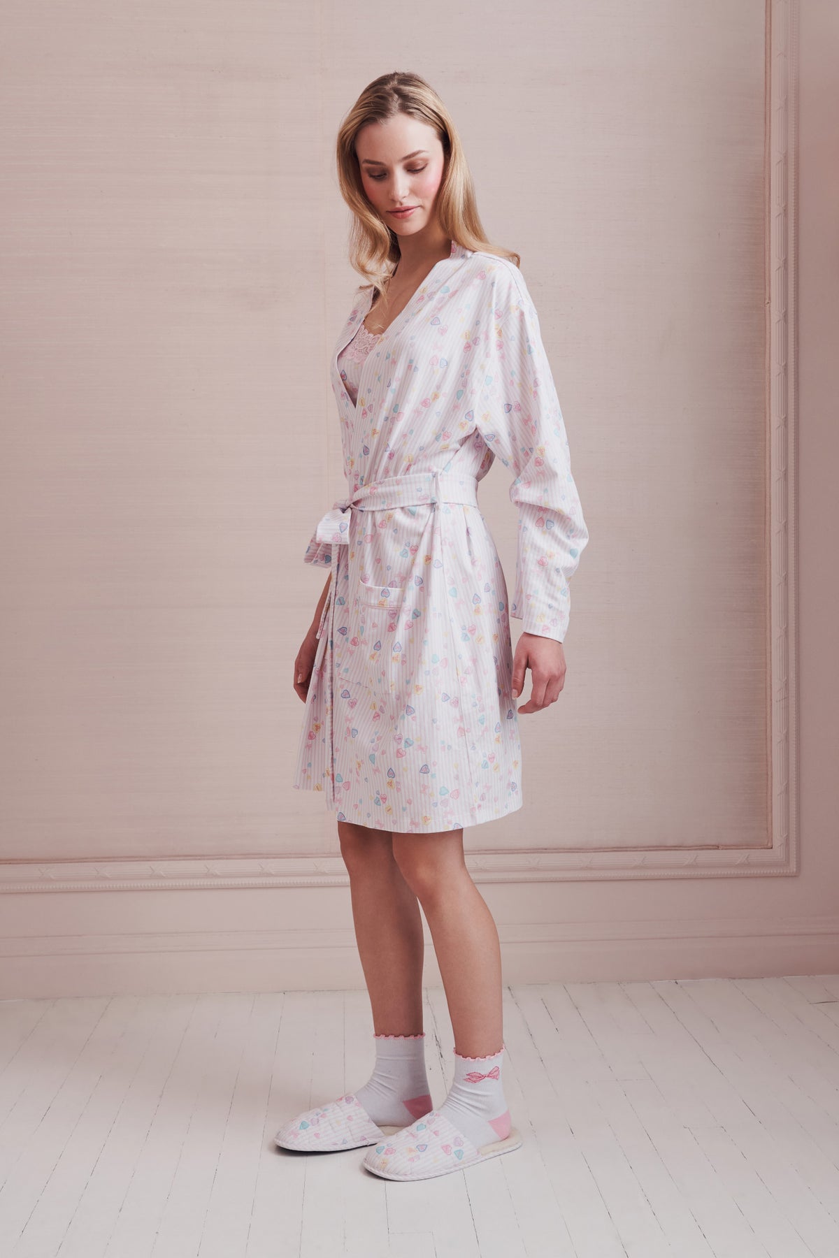 White robe with pastel heart print, V-neck, tie belt, three-quarter sleeves
