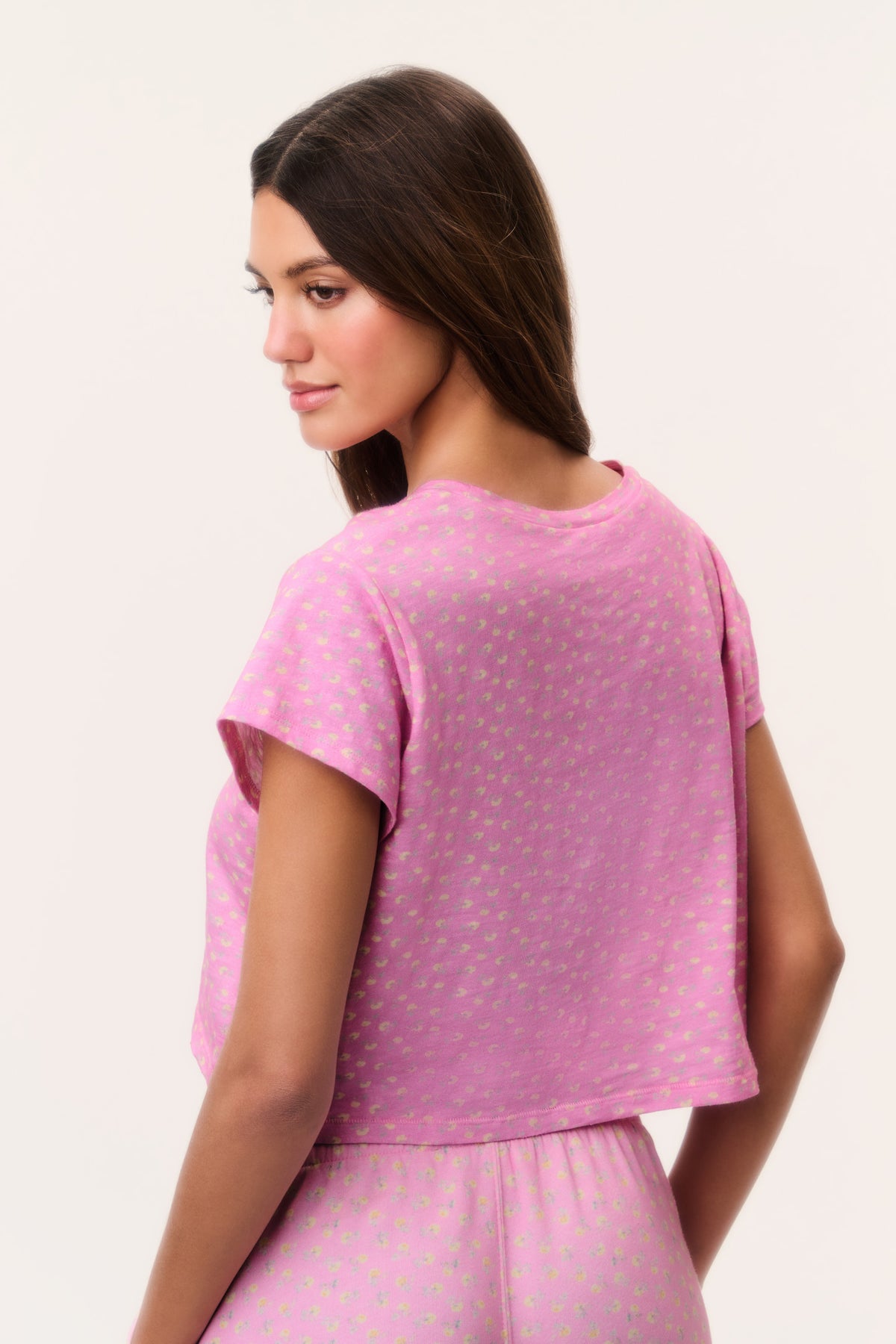 Cropped floral tee in pink, crew neck and short sleeves