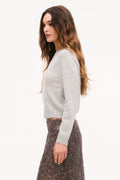 Light heather gray fitted cashmere pullover, long sleeves and crew neckline