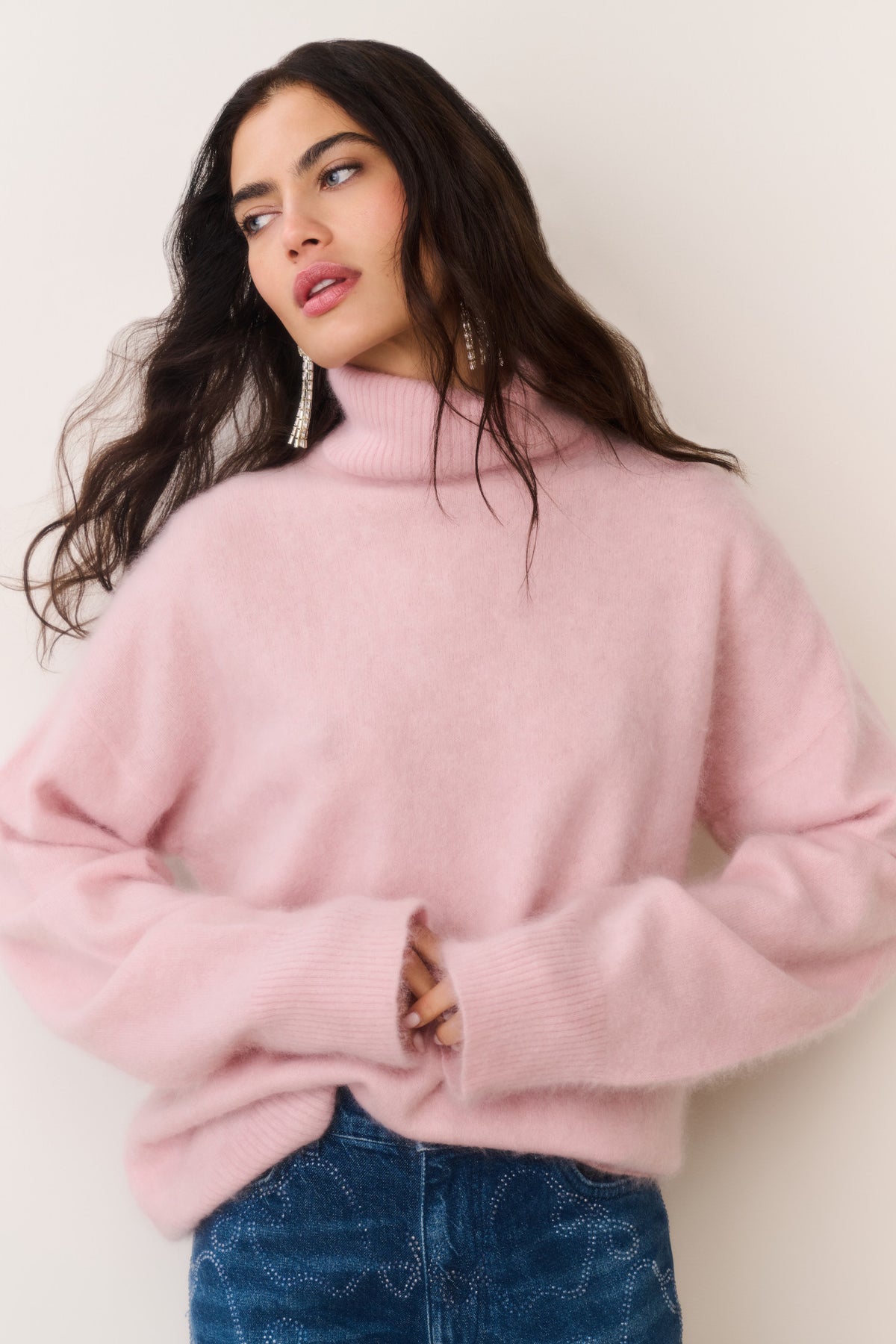 Pink cashmere turtleneck sweater with high ribbed neckline