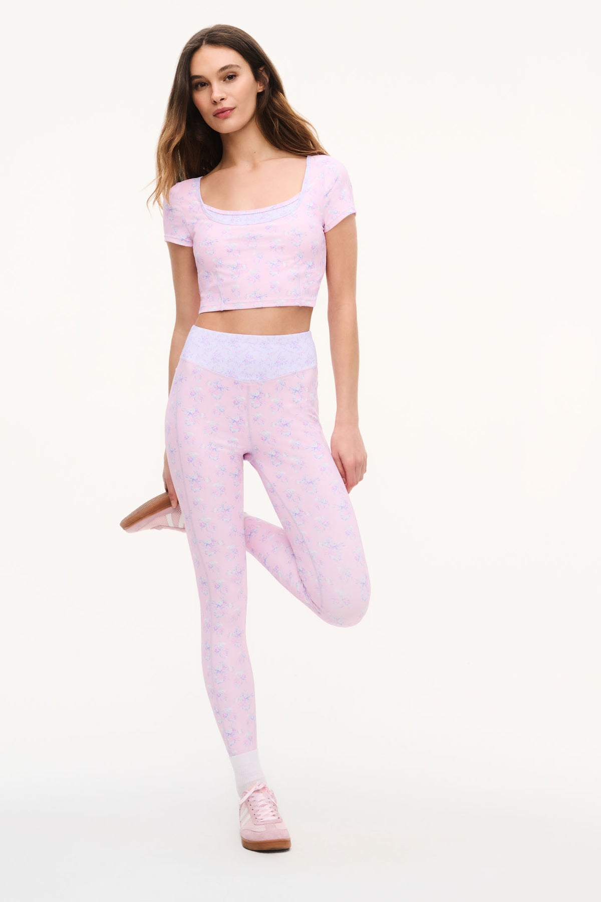 Lilac mixed-print active crop top with scoop neck and short sleeves
