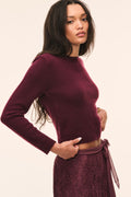 Fitted cashmere pullover, burgundy crewneck with long sleeves and ribbed hem