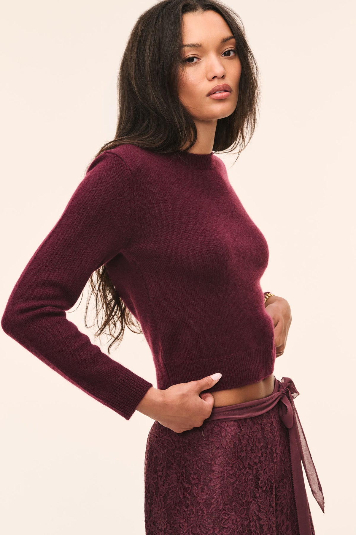Fitted cashmere pullover, burgundy crewneck with long sleeves and ribbed hem