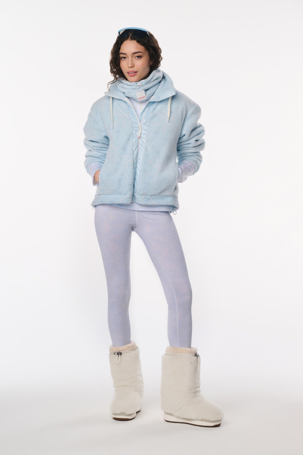 Light blue leggings with a slim fit and full-length coverage