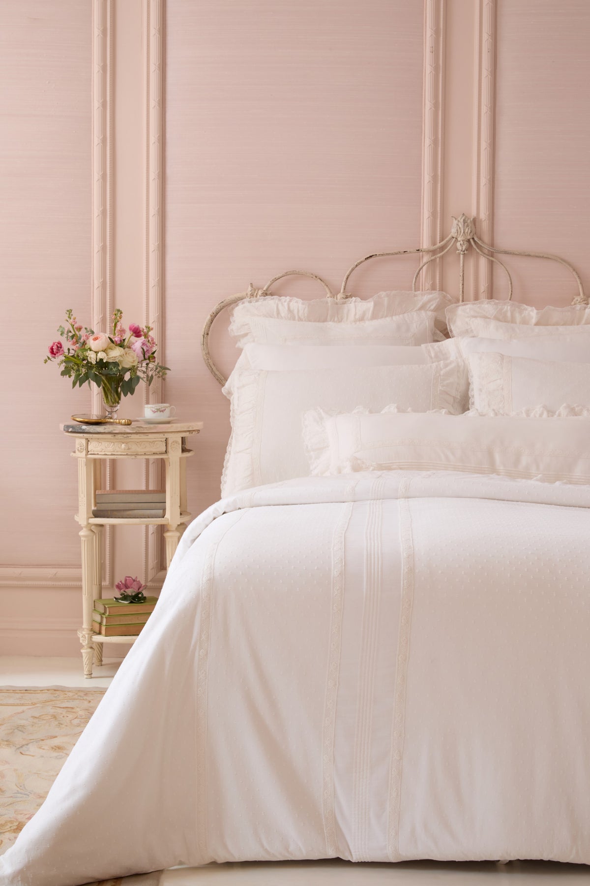 White duvet and sham set with pleated, ruffled edges