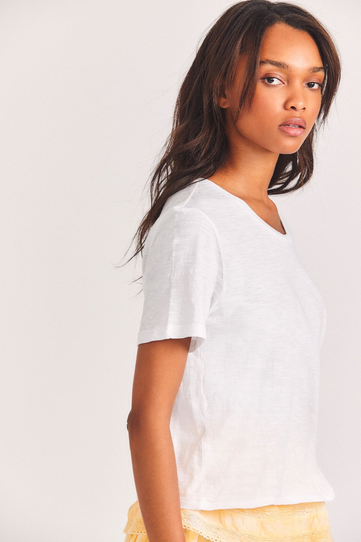 Calix cotton tee in white, V-shaped neckline and short sleeves