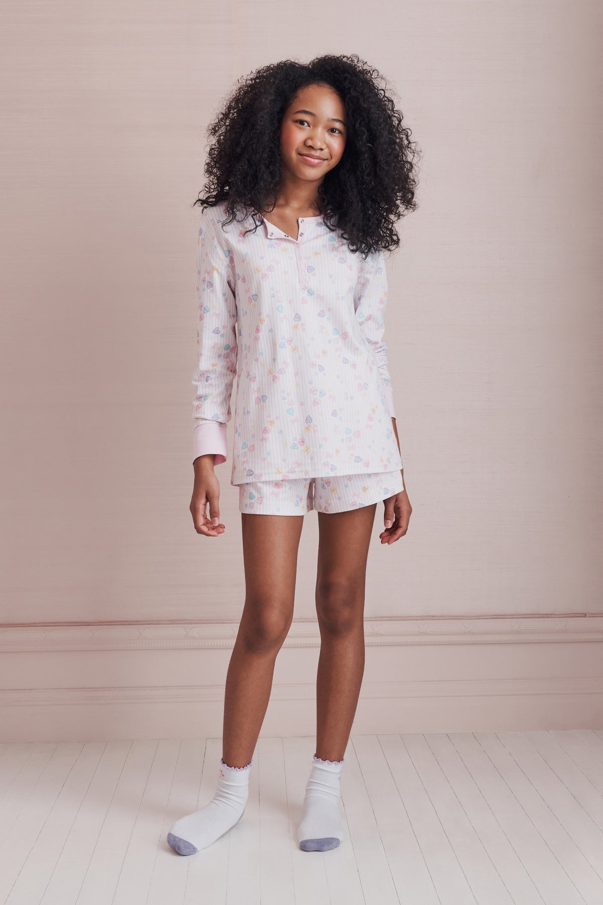 Girls' long-sleeve pajama top and shorts with pastel heart print