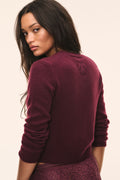 Fitted cashmere pullover, burgundy crewneck with ribbed cuffs and solid knit back