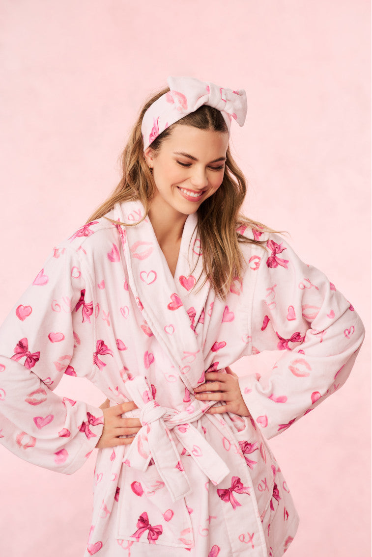 Light pink cotton bath robe with heart print and tied belt, V-neck front