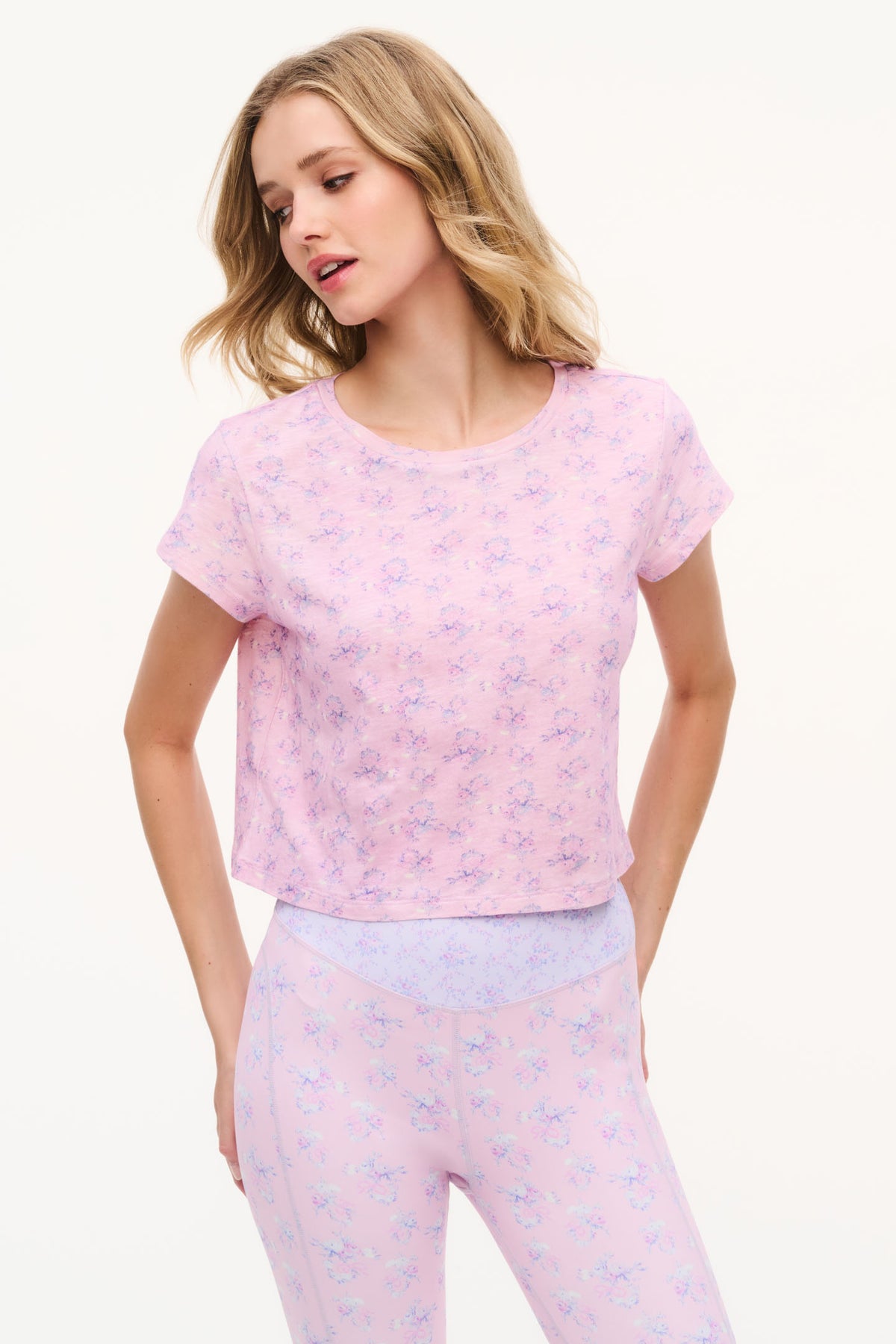Lilac-mauve cropped T-shirt with small floral pattern and crew neckline