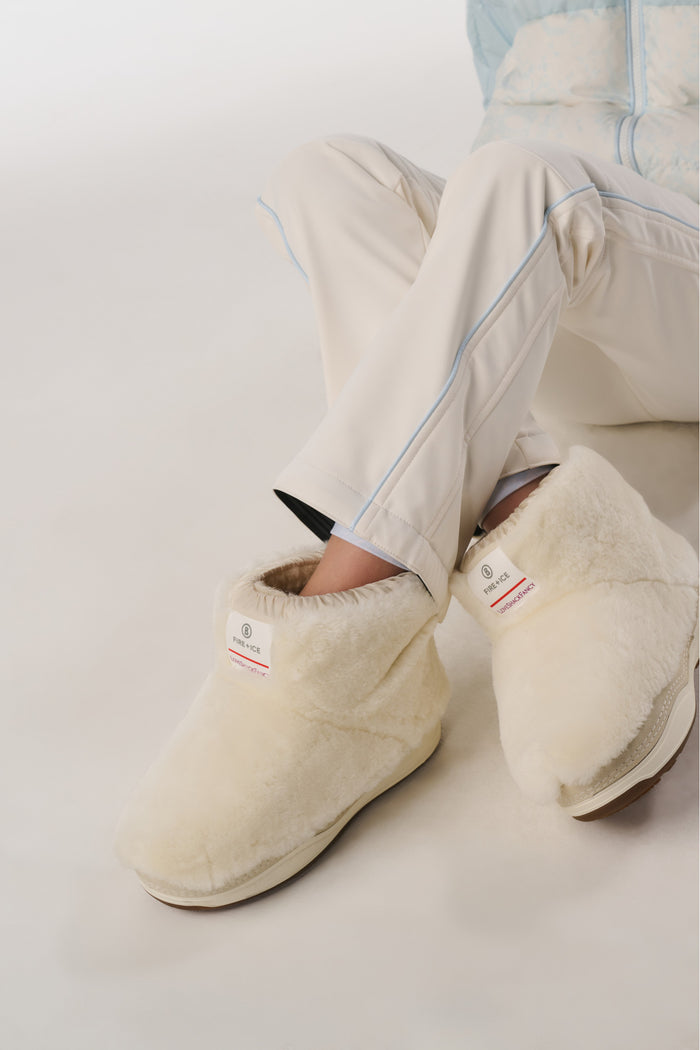 Girls off-white winter boots with faux-fur lining