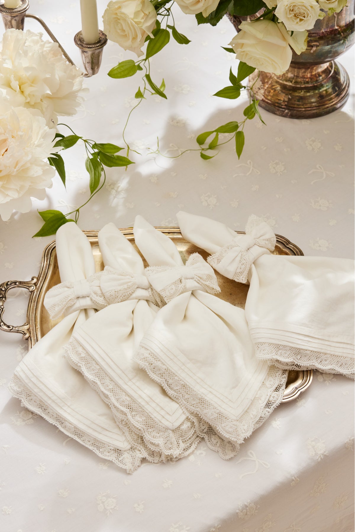White Victorian-style cloth napkin set of 4 with lace trim and gathered bow folds